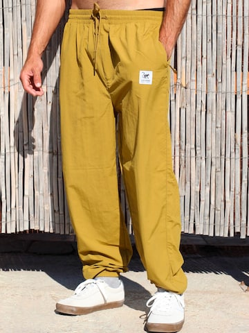 Surf Monkey - Loosefit Pantalón funcional en amarillo