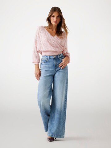 GUESS Sweater in Pink