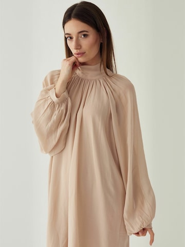 Rochie ' N-Lorenia ' de la Noella pe roz: față