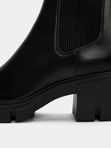 Ghete chelsea de la Pull&Bear pe negru