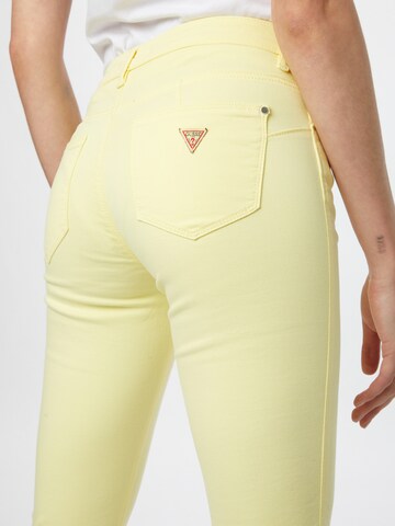 GUESS Slimfit Jeans 'CURVE X' in Gelb