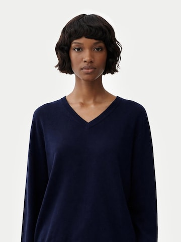 GOBI Cashmere Tröja 'Women's Essential Cashmere V-Neck Sweater' i blå: framsida