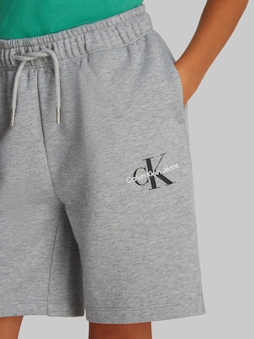Calvin Klein Jeans Loosefit Kalhoty – šedá