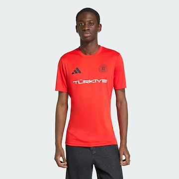 T-Shirt fonctionnel 'FIFA Fussball-Weltmeisterschaft 26™ Türkei' ADIDAS PERFORMANCE en rouge : devant