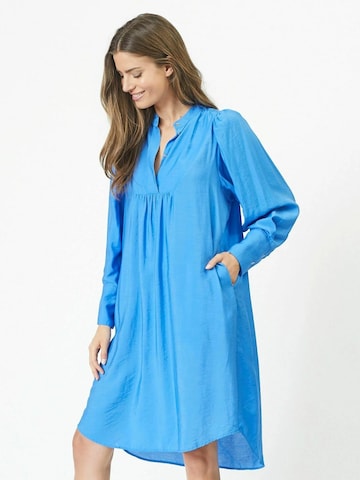 Robe 'Callum' co'couture en bleu : devant