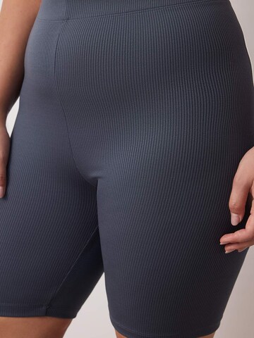 Trendyol Curve Skinny Leggings in Grey