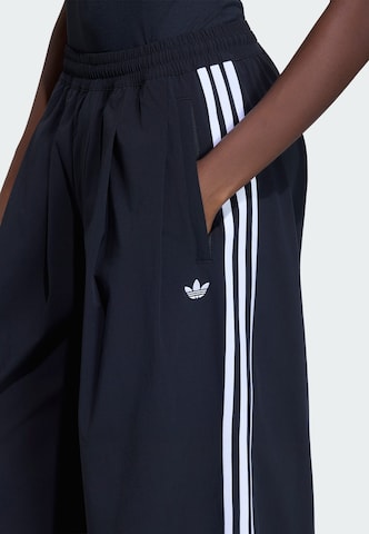 ADIDAS ORIGINALS - Pierna ancha Pantalón deportivo 'Adilenium 5.0' en negro