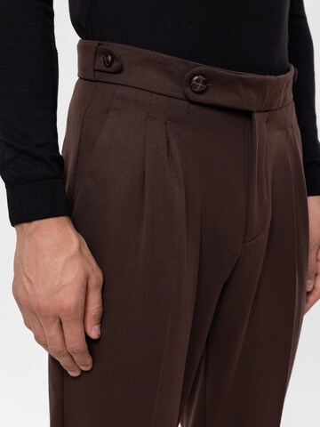 Regular Pantalon à plis Antioch en marron