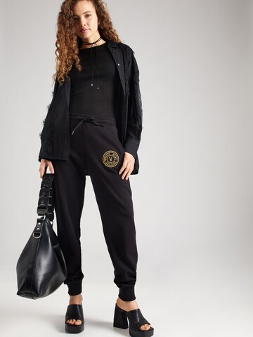 Tapered Pantaloni di Versace Jeans Couture in nero