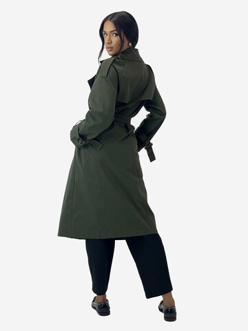 Elara Mantel in Grün