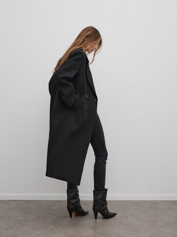 RÆRE by Lorena Rae Mantel in Schwarz