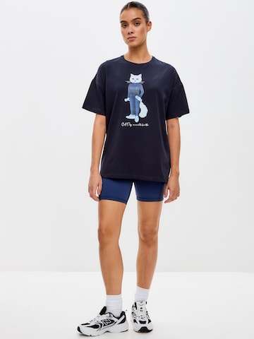 T-shirt 'Sport cat with dumbbells' Cat e Lolette en bleu