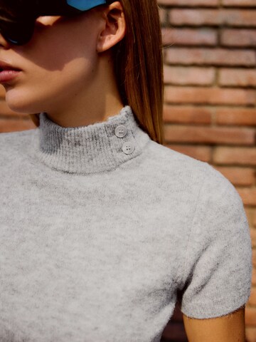Bershka Sweater in Grey: front