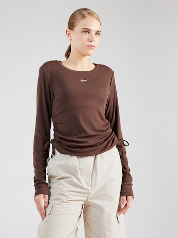 T-shirt 'ESSNTL' Nike Sportswear en marron : devant