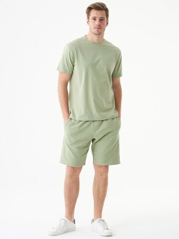 Organication Regular Shorts in Grün