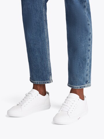 Baskets basses TOMMY HILFIGER en blanc
