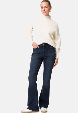 zero Flared Jeans in Blau