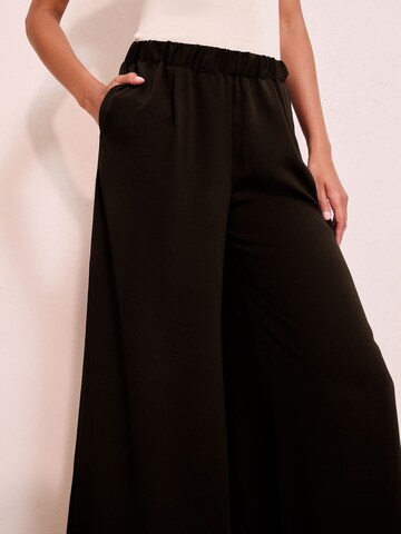 Wide leg Pantaloni di Friends Like These in marrone