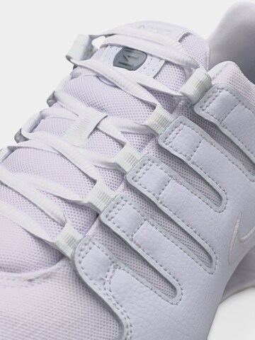 Baskets basses 'SHOX NZ' Nike Sportswear en blanc