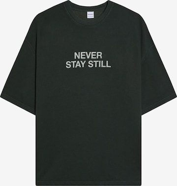 Tricou de la Bershka pe negru: față