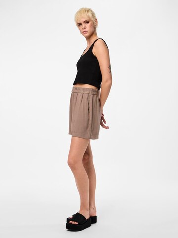 PIECES Regular Shorts 'Vinsty' in Braun