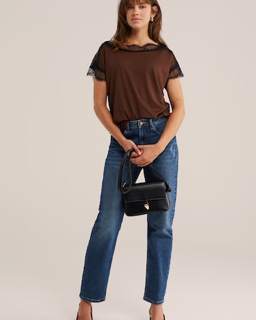 WE Fashion Тениска в кафяво