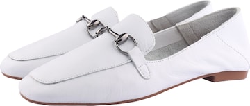 D.MoRo Shoes Classic Flats in White: front
