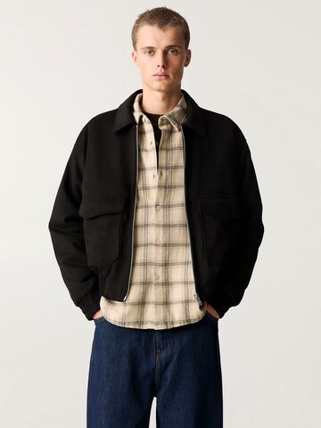 Giacca di mezza stagione di Pull&Bear in nero: frontale