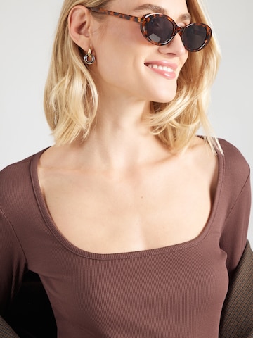 ABOUT YOU - Camiseta 'Sita' en marrón