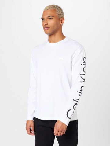 T-Shirt Calvin Klein en blanc : devant