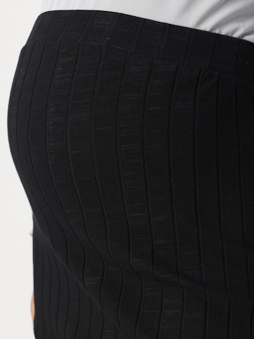 Only Maternity Rock 'OLMALEJANDRA' in Schwarz