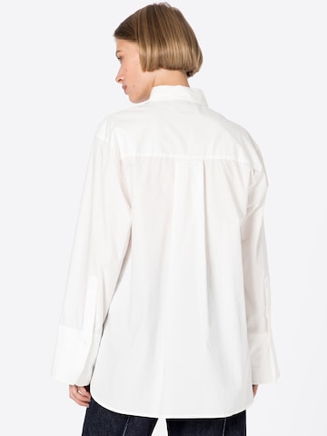 Bluză 'Gizem' de la Gina Tricot pe alb