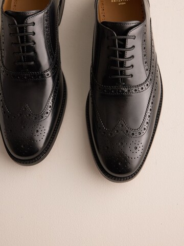 Chaussure à lacets 'Brogue' Next en noir