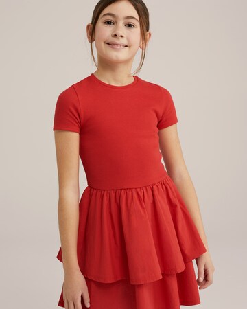 Rochie de la WE Fashion pe roșu