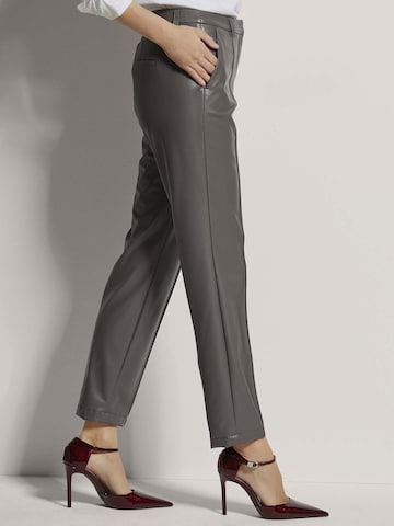 MADELEINE Tapered Hose in Grau