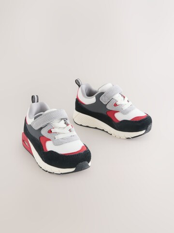 Next Σνίκερ σε κόκκινο