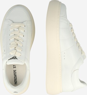 PATRIZIA PEPE Sneakers low i hvit