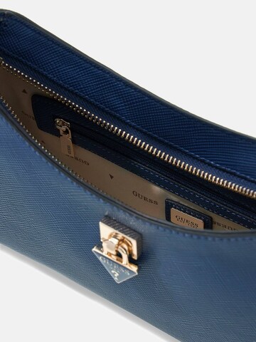 GUESS Schultertasche 'Patsie' in Blau