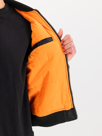 ALPHA INDUSTRIES Демисезонная куртка в Черный