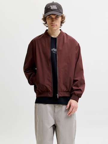 JACK & JONES - Chaqueta de entretiempo 'JJECharge' en marrón: frente