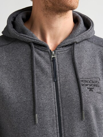 Petrol Industries - Sudadera con cremallera en plata