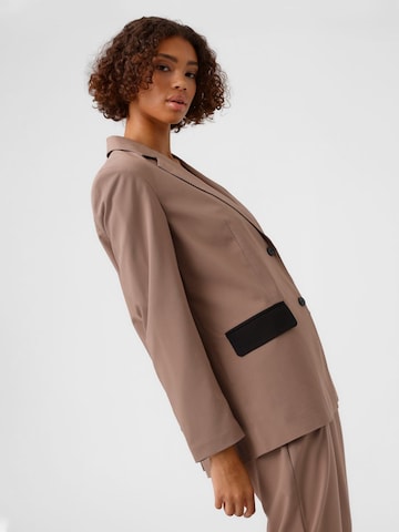 Vero Moda Collab Bleiseri 'Victoria' värissä beige