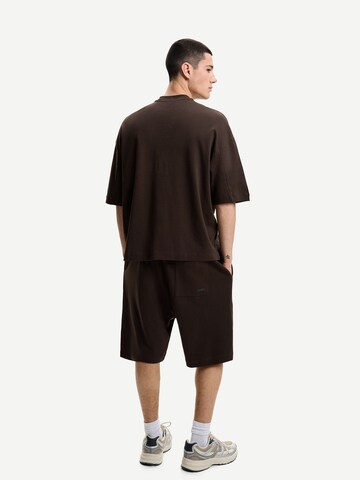 Regular Pantalon Bershka en marron
