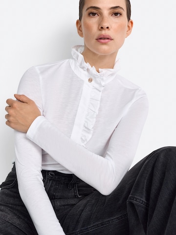 Tricou de la Rich & Royal pe alb