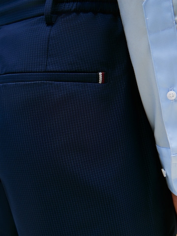 TOMMY HILFIGER Regularen Hlače na rob 'AIRDOT' | modra barva