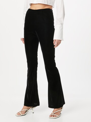 Wallis Bootcut Broek in Zwart: voorkant