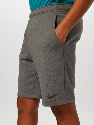 NIKE Regular NIKE Trainingsshorts in Grau