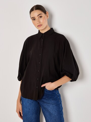 Apricot Blouse ' ' in Zwart: voorkant