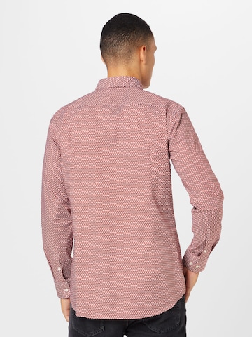 Coupe slim Chemise 'HANK' BOSS en rouge