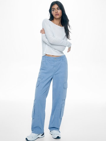 Pull&Bear Wide leg Cargo Jeans in Blue: front